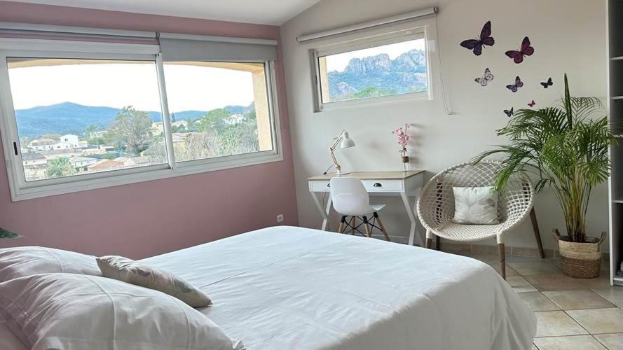 2 Hebergements - 10 Couchages - Parking, Piscine, Jacuzzi - Convivialite Roquebrune-sur Argens Zewnętrze zdjęcie